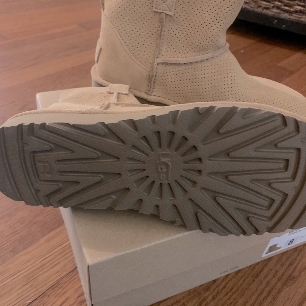Ugg classic unlined mini performance, NWT, in box